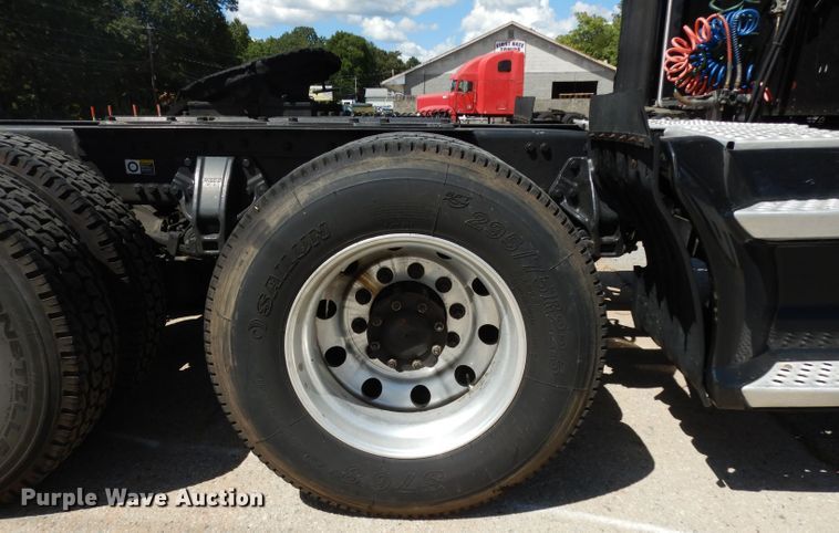 image for item DG6877 2011 Kenworth T660  semi truck