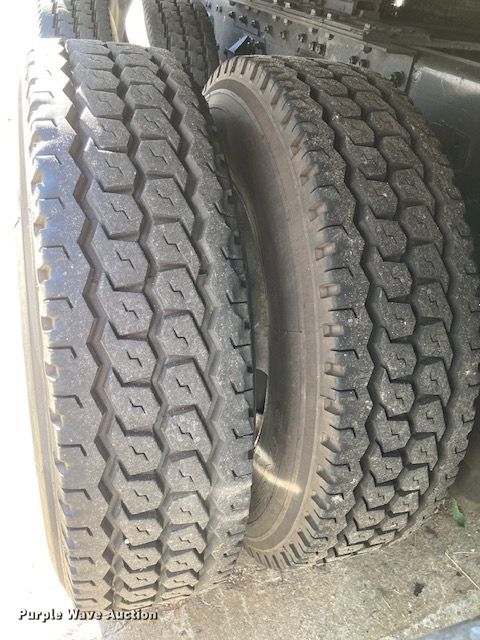 image for item DG6877 2011 Kenworth T660  semi truck