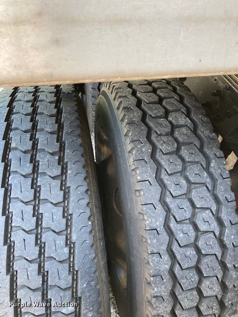 image for item DG6877 2011 Kenworth T660  semi truck