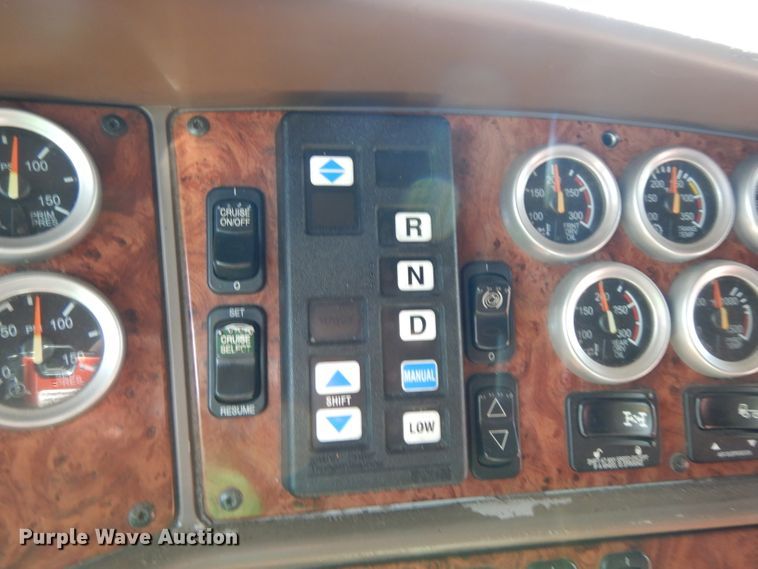 image for item DG6878 2006 Peterbilt 387  semi truck