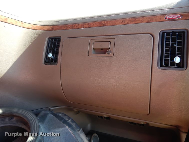 image for item DG6878 2006 Peterbilt 387  semi truck