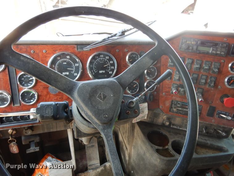 image for item DG6970 1996 International 9400  semi truck