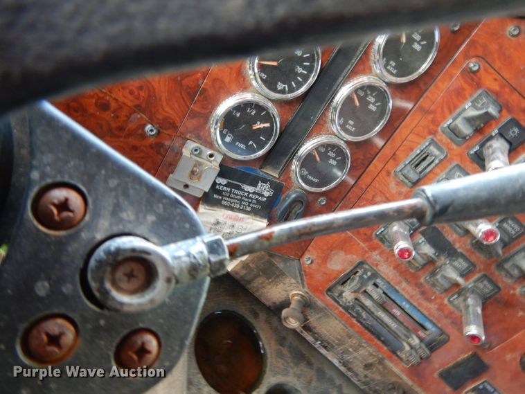 image for item DG6970 1996 International 9400  semi truck