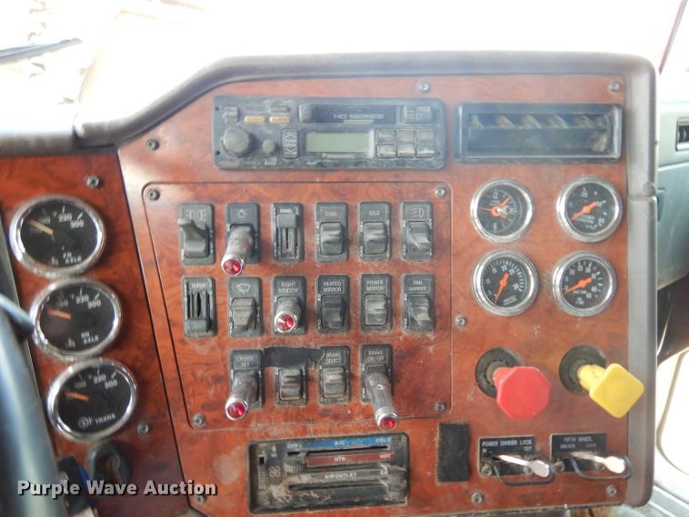 image for item DG6970 1996 International 9400  semi truck