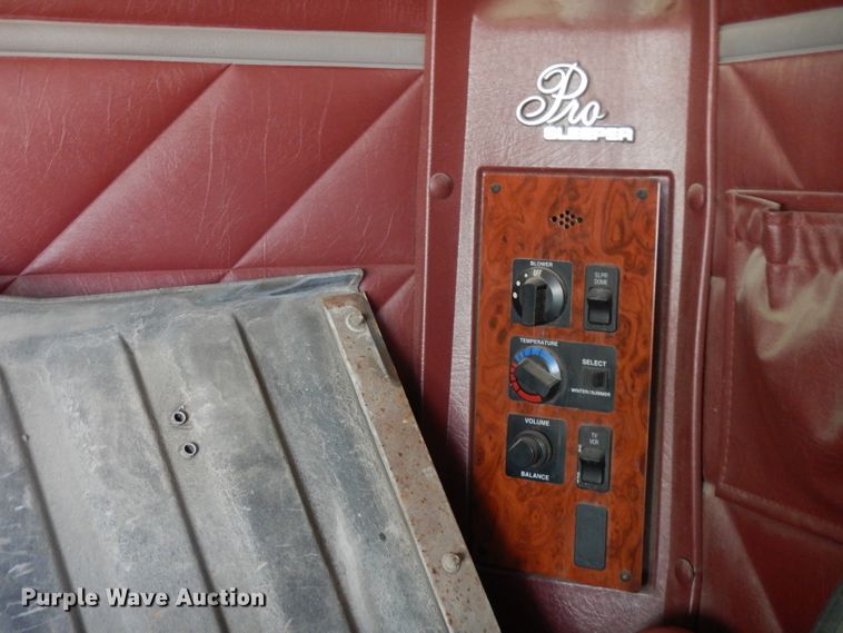 image for item DG6970 1996 International 9400  semi truck