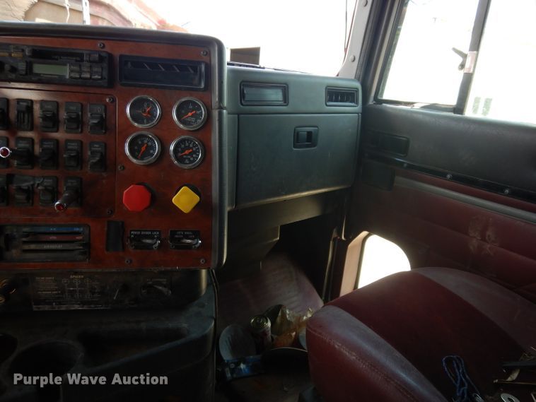 image for item DG6970 1996 International 9400  semi truck