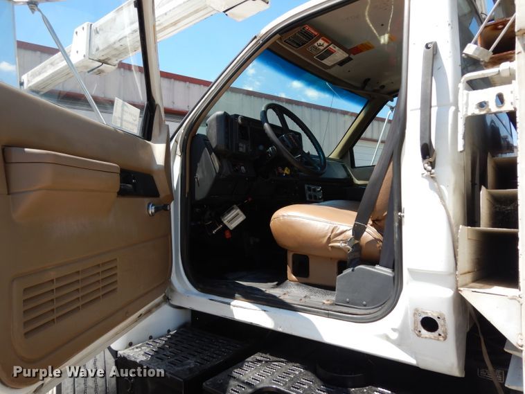 image for item DG6974 2001 GMC C7500  bucket truck