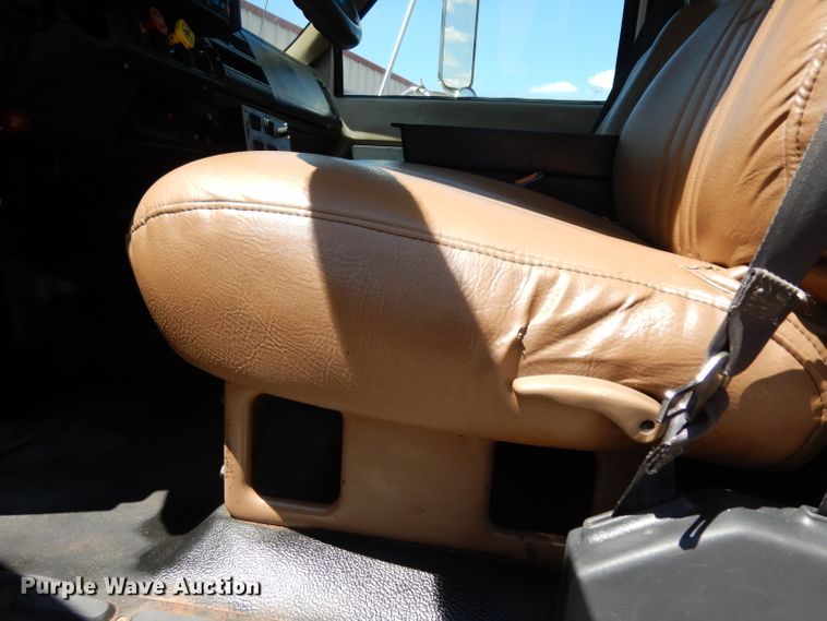 image for item DG6974 2001 GMC C7500  bucket truck