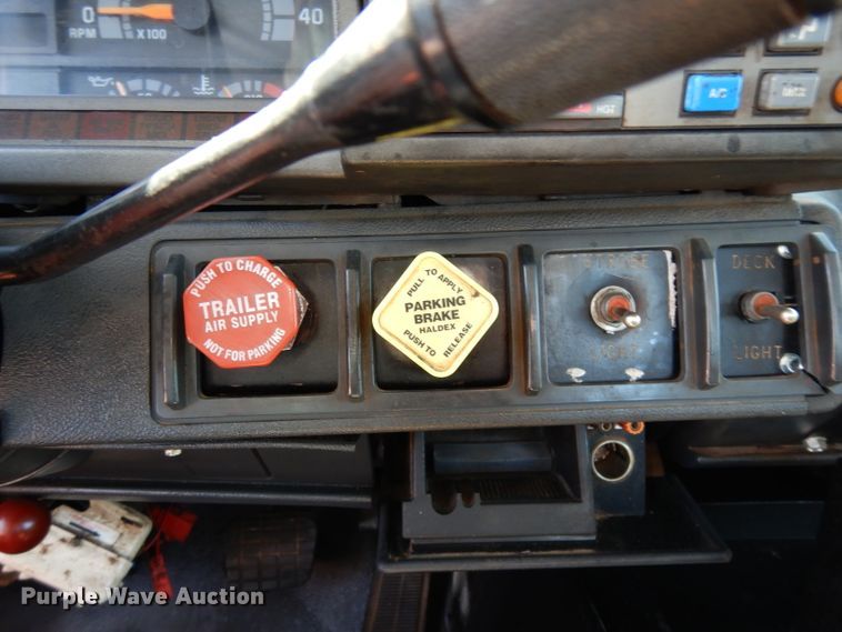 image for item DG6974 2001 GMC C7500  bucket truck