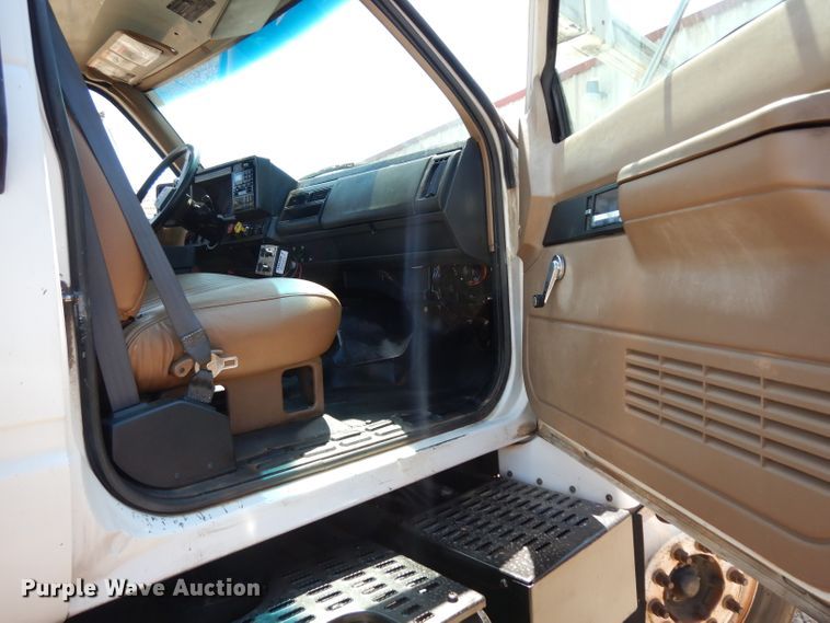 image for item DG6974 2001 GMC C7500  bucket truck