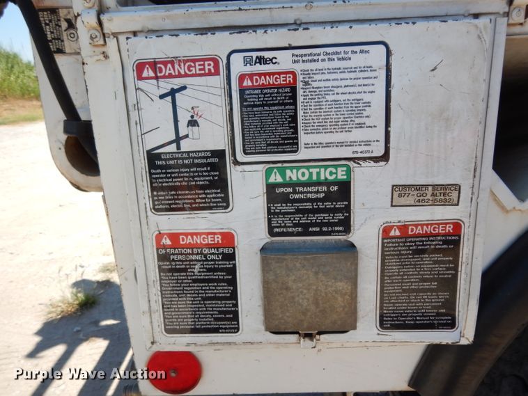 image for item DG6974 2001 GMC C7500  bucket truck