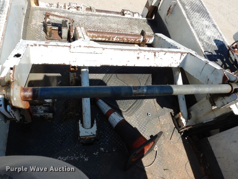 image for item DG6974 2001 GMC C7500  bucket truck