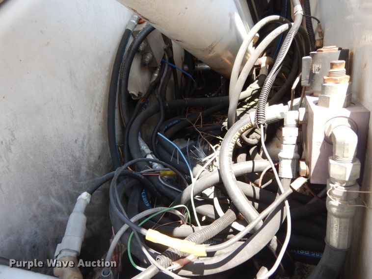 image for item DG6974 2001 GMC C7500  bucket truck