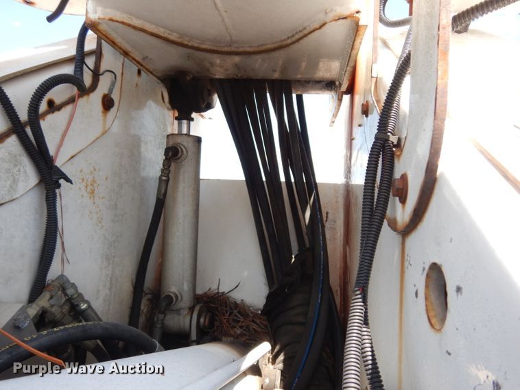 image for item DG6974 2001 GMC C7500  bucket truck