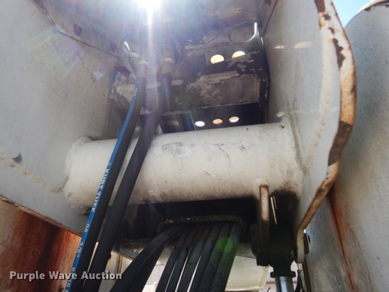 image for item DG6974 2001 GMC C7500  bucket truck