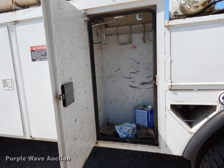 image for item DG6974 2001 GMC C7500  bucket truck