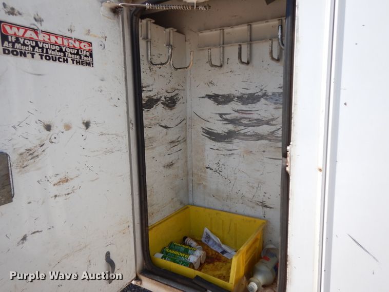 image for item DG6974 2001 GMC C7500  bucket truck