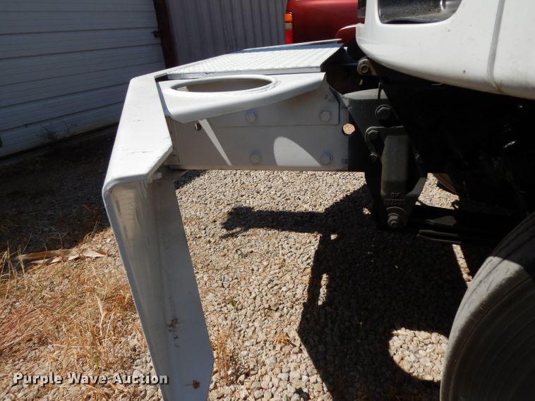 image for item DG6974 2001 GMC C7500  bucket truck