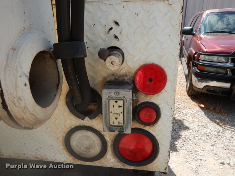 image for item DG6974 2001 GMC C7500  bucket truck