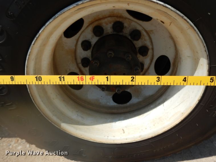 image for item DG6974 2001 GMC C7500  bucket truck