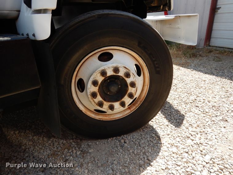 image for item DG6974 2001 GMC C7500  bucket truck