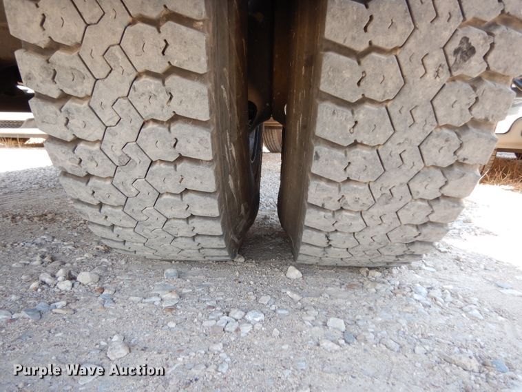 image for item DG6974 2001 GMC C7500  bucket truck