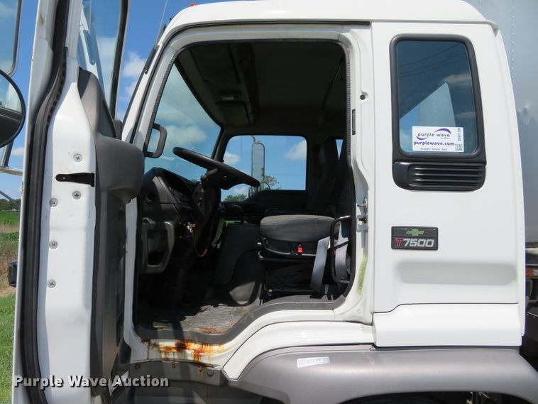 image for item DH1139 2007 Chevrolet T7500  box truck