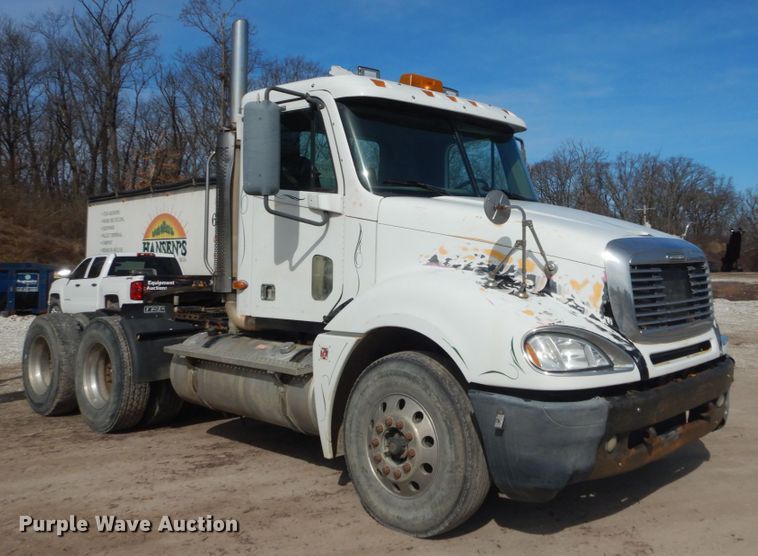 image for item DH5089 2004 Freightliner Columbia semi truck