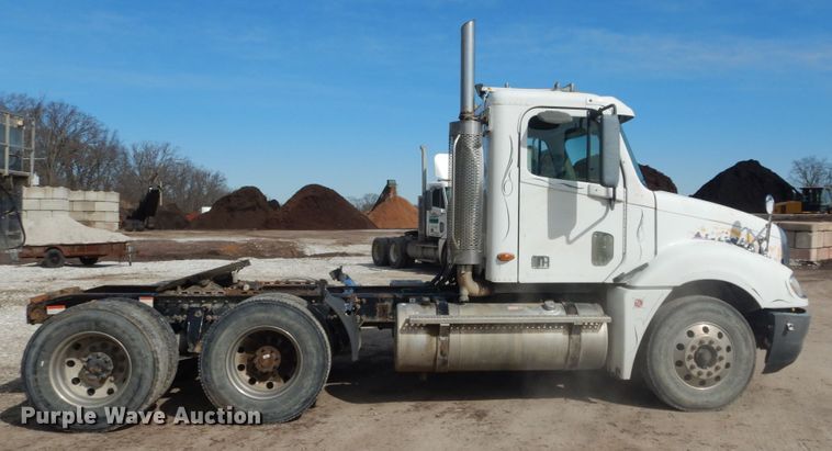 image for item DH5089 2004 Freightliner Columbia semi truck