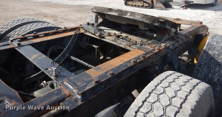 image for item DH5089 2004 Freightliner Columbia semi truck