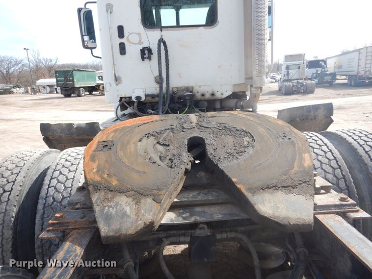 image for item DH5089 2004 Freightliner Columbia semi truck