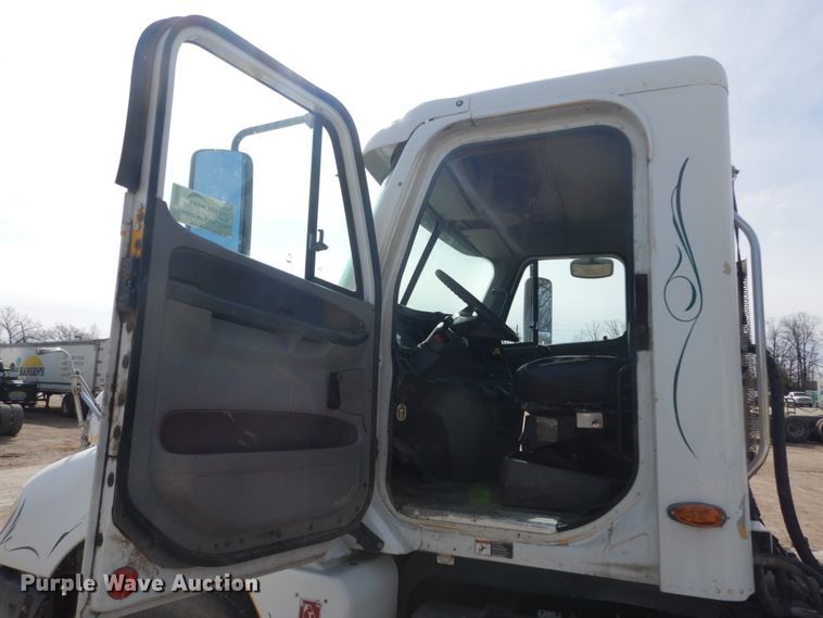 image for item DH5089 2004 Freightliner Columbia semi truck