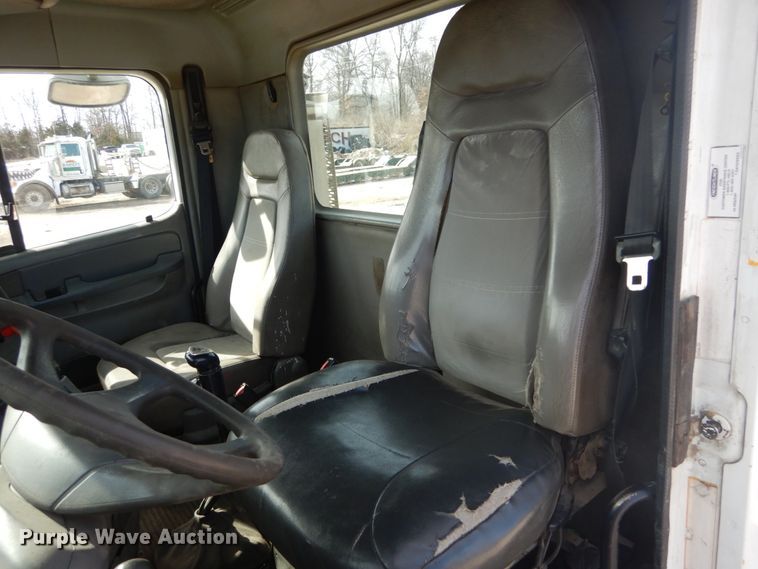 image for item DH5089 2004 Freightliner Columbia semi truck