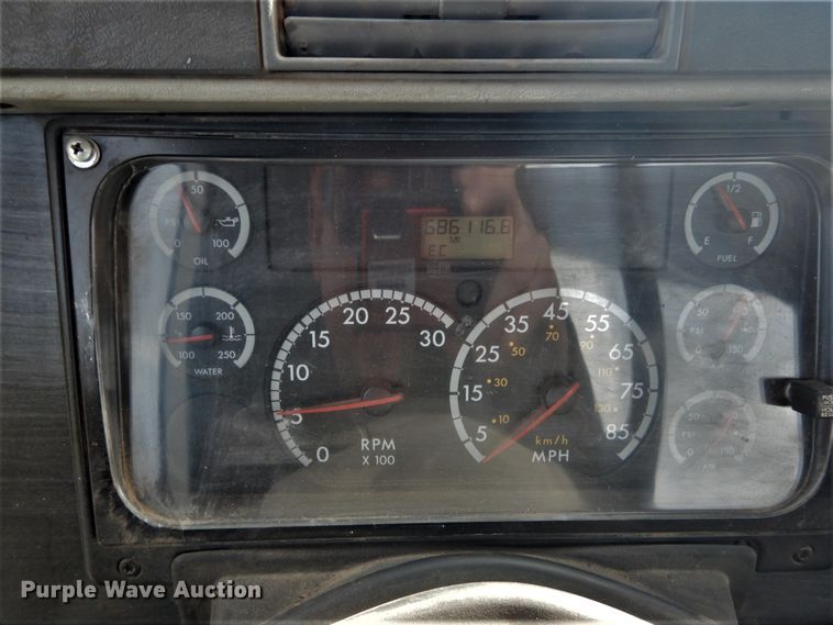 image for item DH5089 2004 Freightliner Columbia semi truck