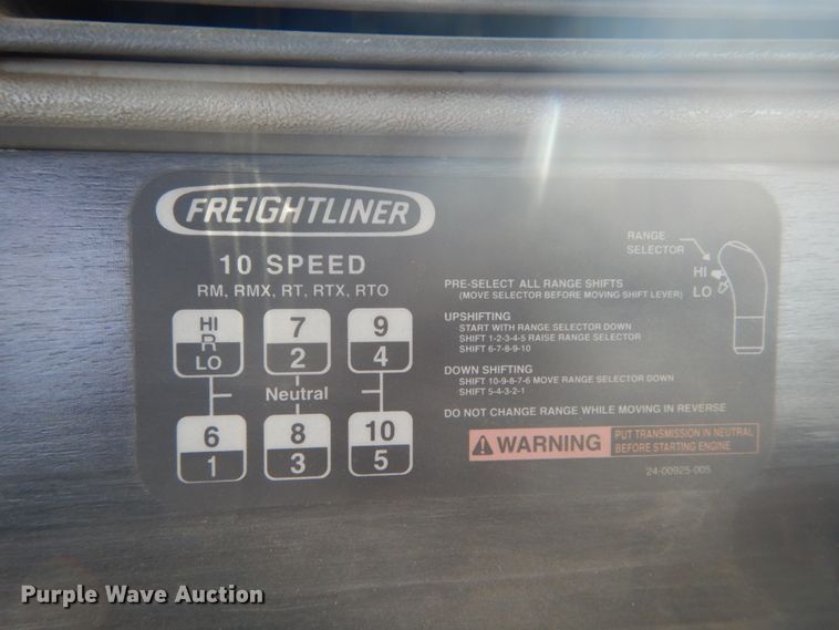 image for item DH5089 2004 Freightliner Columbia semi truck