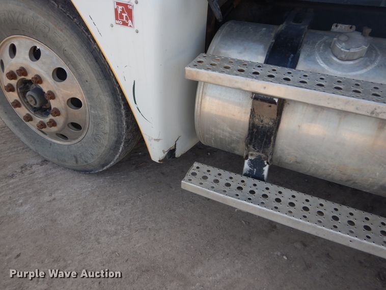 image for item DH5089 2004 Freightliner Columbia semi truck