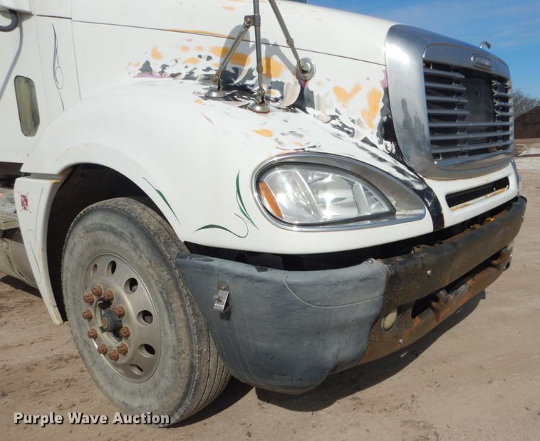 image for item DH5089 2004 Freightliner Columbia semi truck