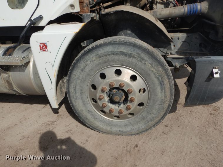 image for item DH5089 2004 Freightliner Columbia semi truck