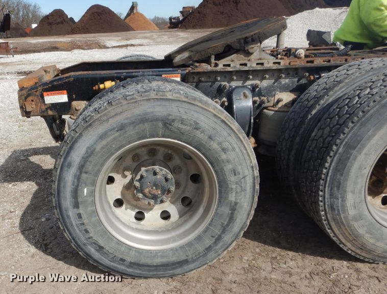 image for item DH5089 2004 Freightliner Columbia semi truck