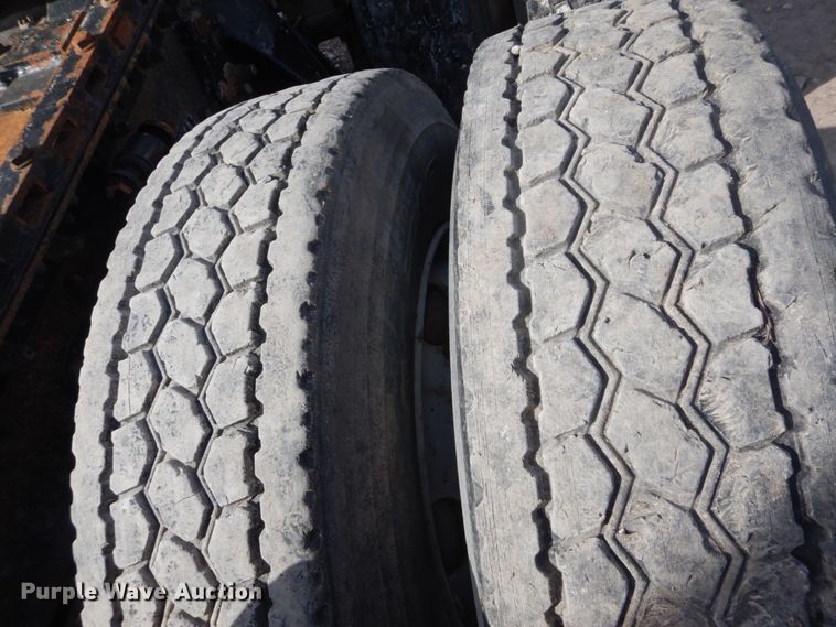 image for item DH5089 2004 Freightliner Columbia semi truck