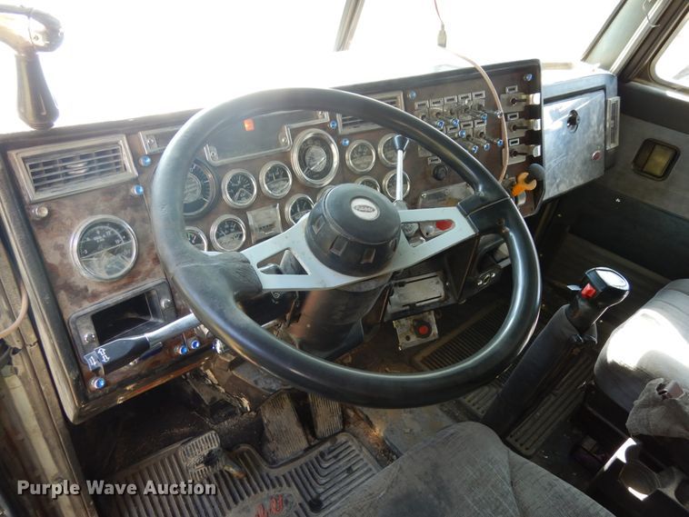 image for item DH6591 1993 Peterbilt 379  semi truck