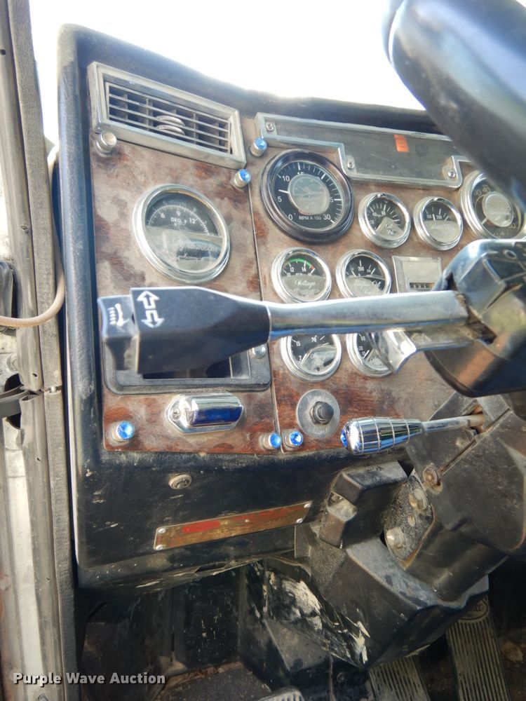 image for item DH6591 1993 Peterbilt 379  semi truck