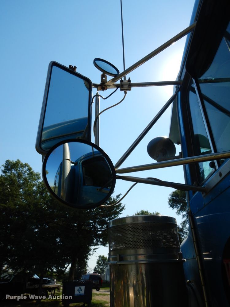 image for item DH6591 1993 Peterbilt 379  semi truck