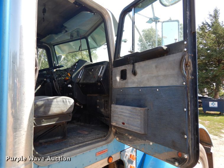 image for item DH6591 1993 Peterbilt 379  semi truck