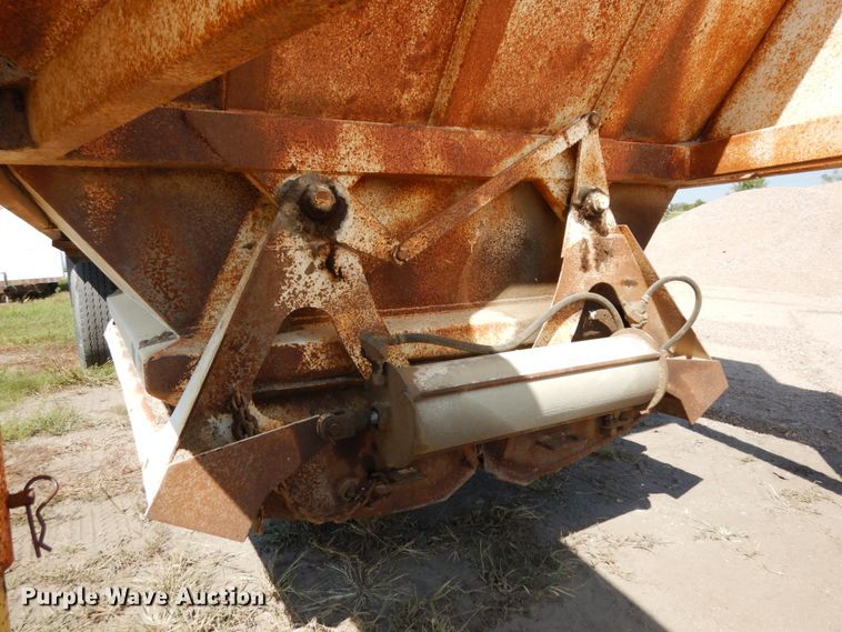image for item DH6599 1993 Ranch 20423 bottom dump trailer