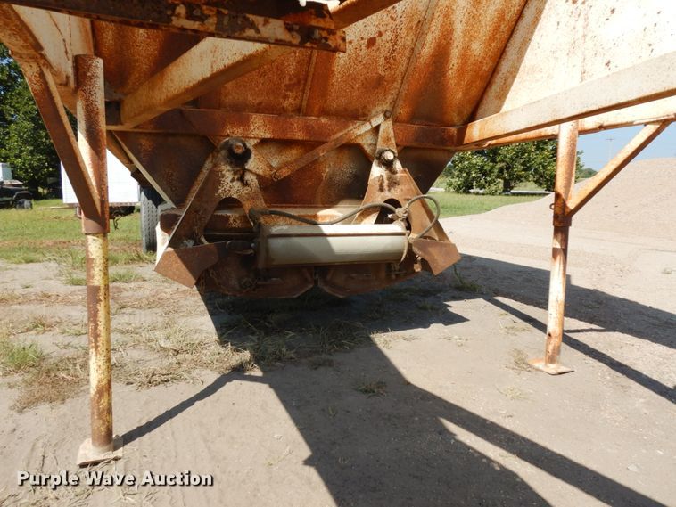 image for item DH6599 1993 Ranch 20423 bottom dump trailer