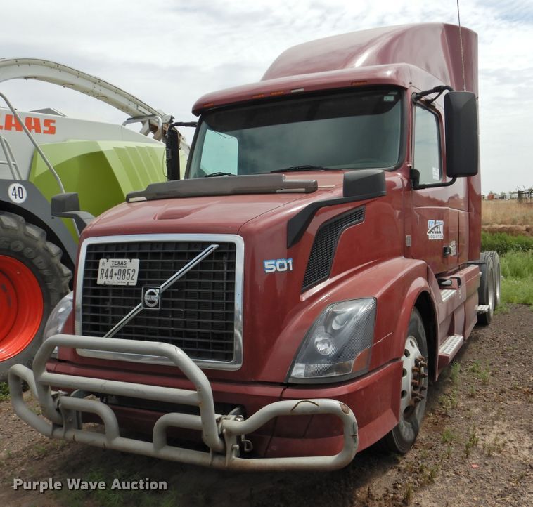 image for item DI0191 2013 Volvo VN  semi truck