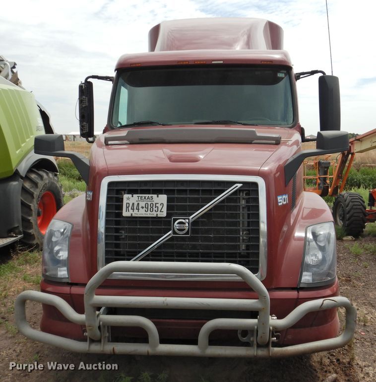 image for item DI0191 2013 Volvo VN  semi truck