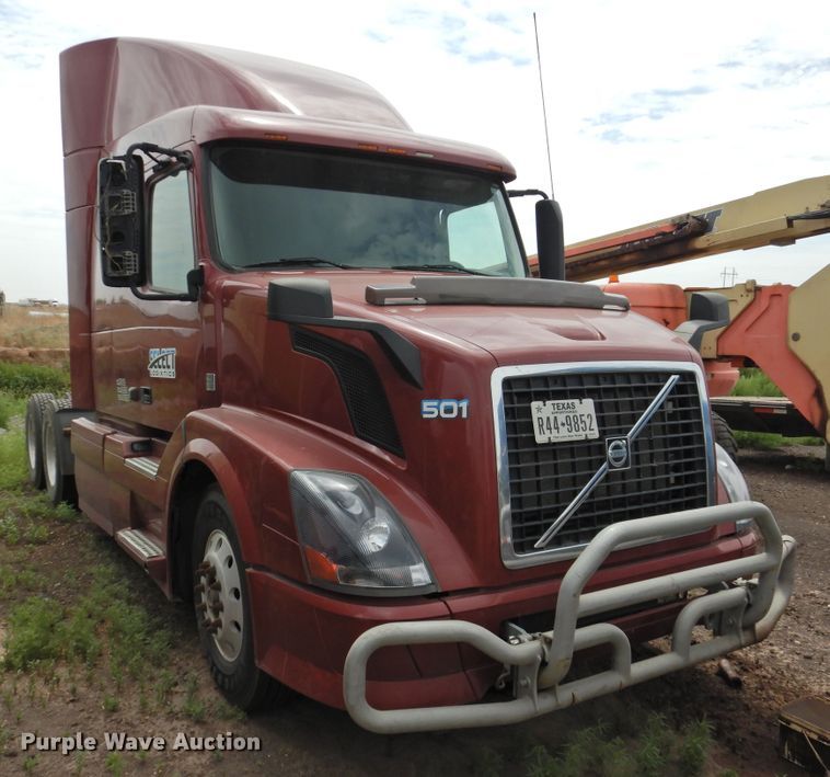 image for item DI0191 2013 Volvo VN  semi truck