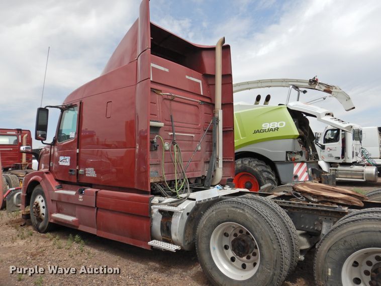 image for item DI0191 2013 Volvo VN  semi truck